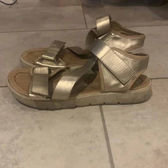 Gold sandals - Picture 3 of 3